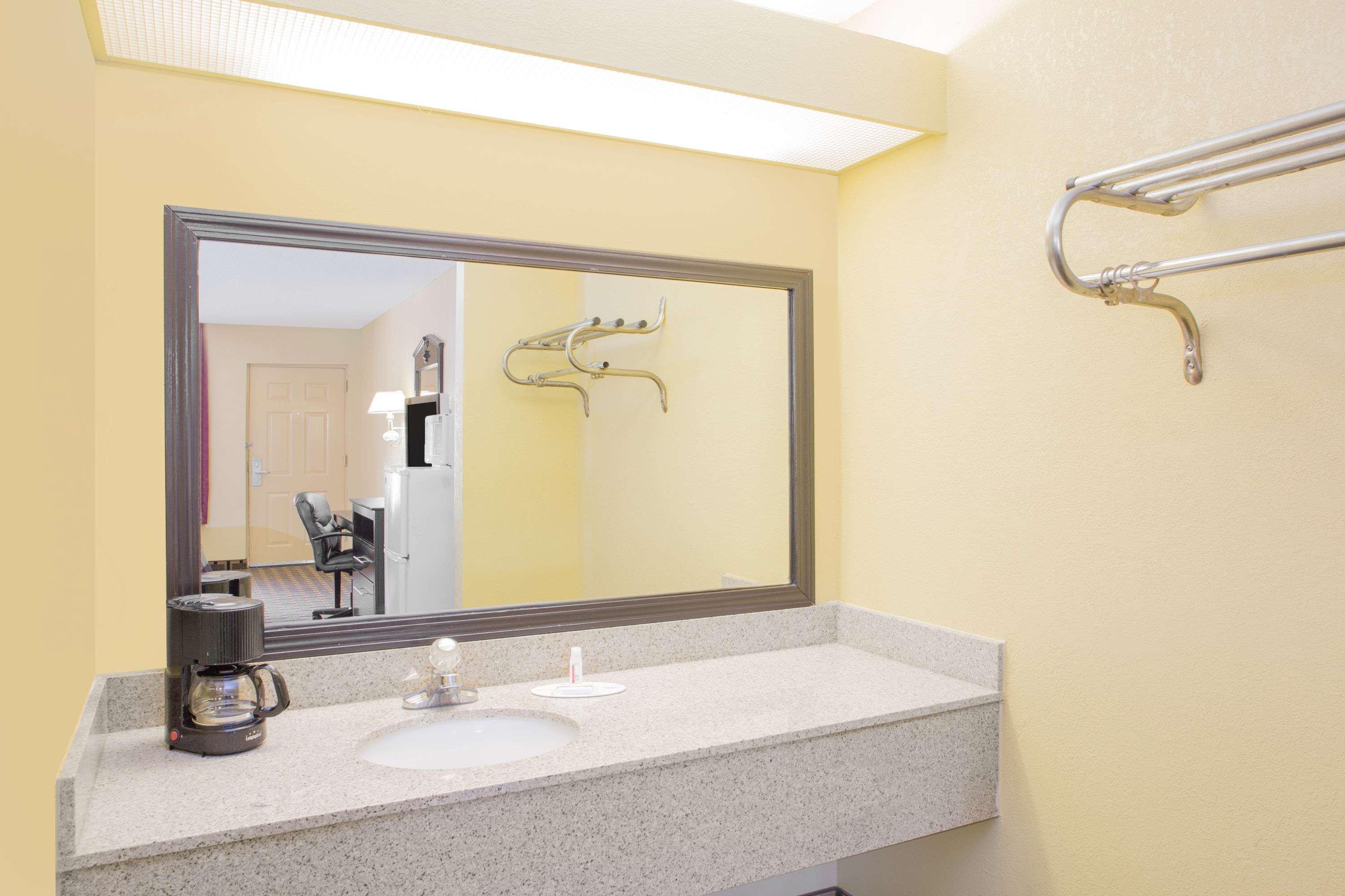 Days Inn By Wyndham Andalusia Exterior photo